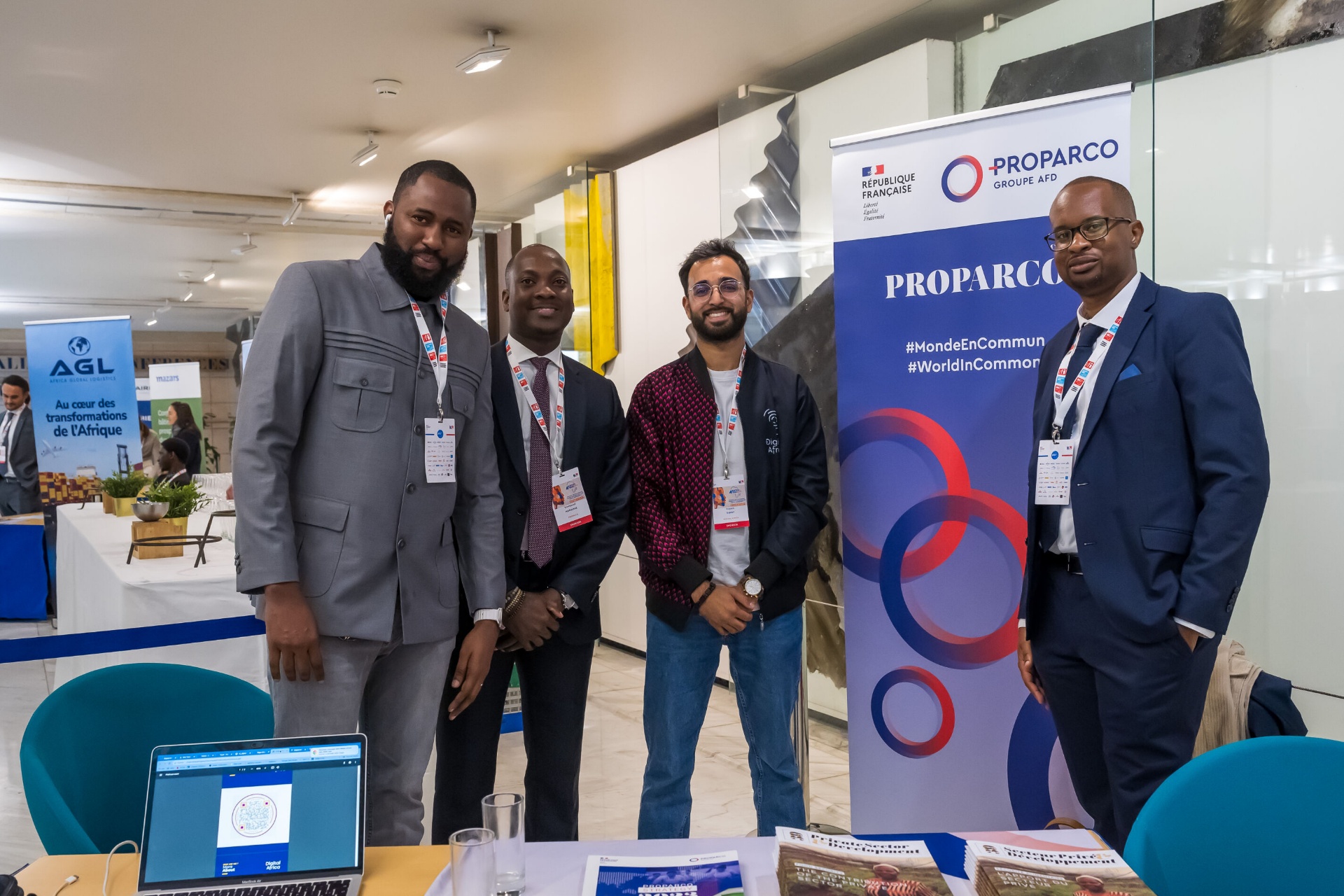 Networking lors d'une conférence business internationale